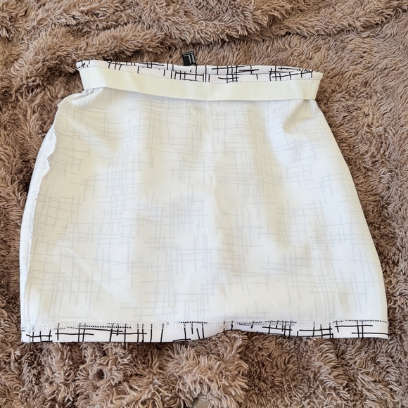 Forever 21 Black white abstract grid print mini fitted skirt - Picture 9 of 9